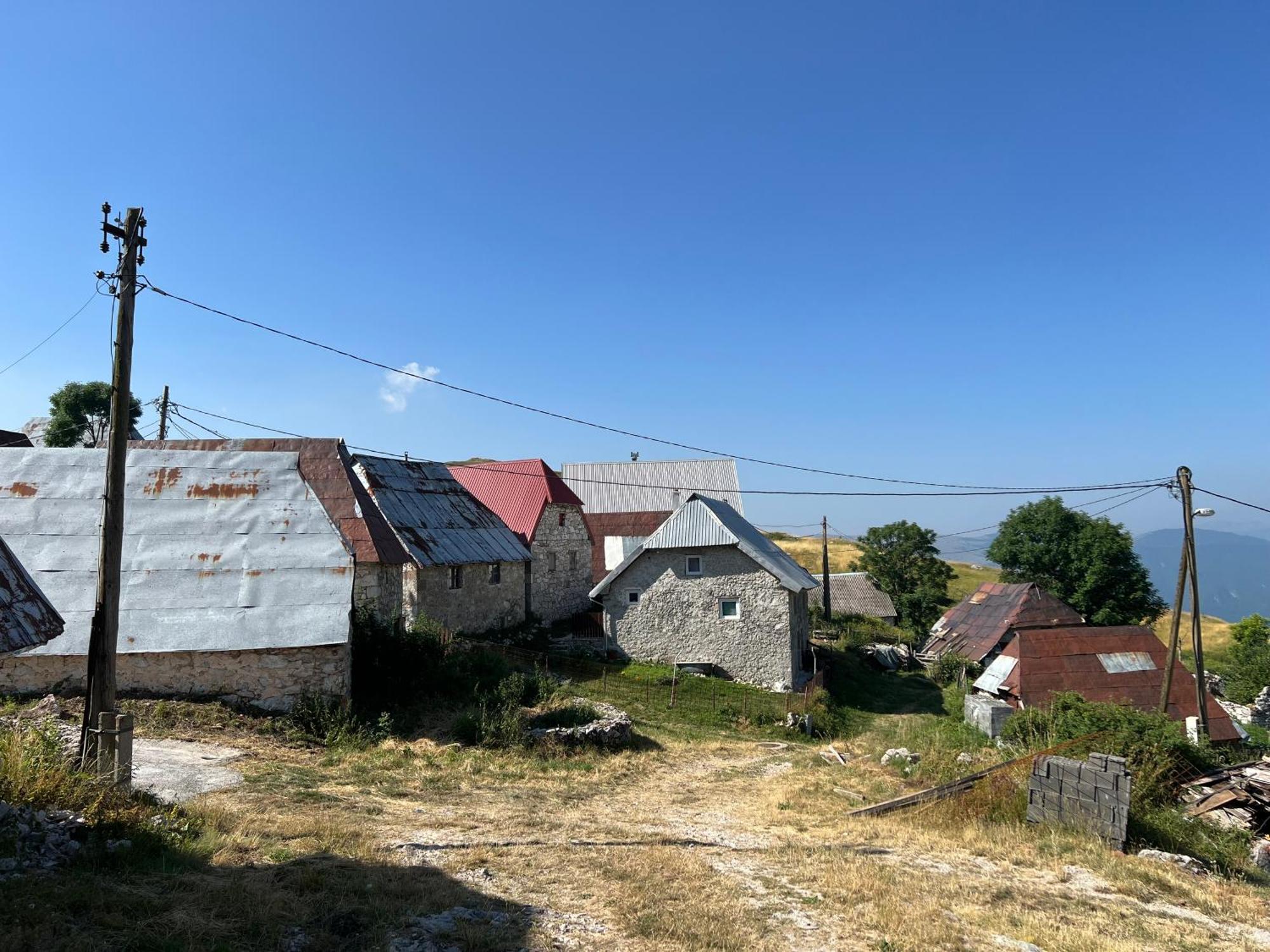 Kod Kapetana Tea Acomodação com café da manhã Lukomir Exterior foto